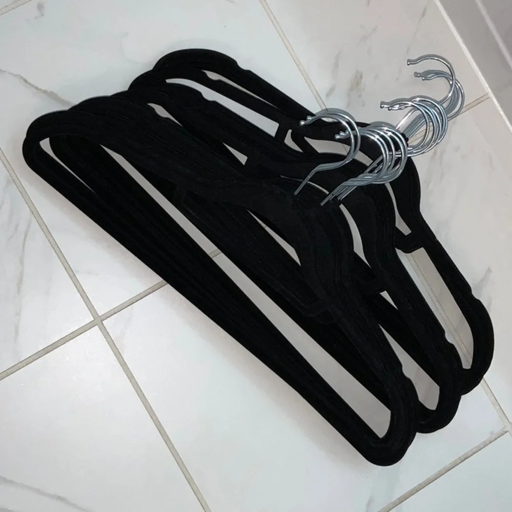 20 Skinny Velvet Multi Hangers Real Simple Black Silver Swivel Hook Non-Slip New - Picture 5 of 6
